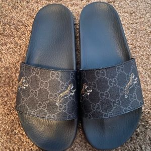 Mens GG Supreme tigers slide sandal. GUCCI
